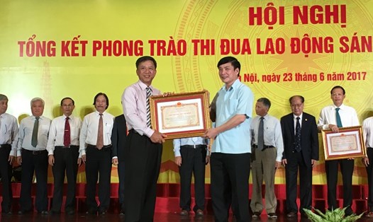 Chủ tịch Bùi Văn Cường (phải) tặng chứng nhận cho một trong các tác công trình được tặng Giải thưởng Hồ Chí Minh về khoa học công nghệ (ảnh: L.Nguyên)