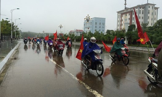 Gần 300 CBCNVCLĐ diễu hành sau lễ mít tinh tại TP Lai Châu sáng 29.6 (ảnh: Như Quỳnh)
