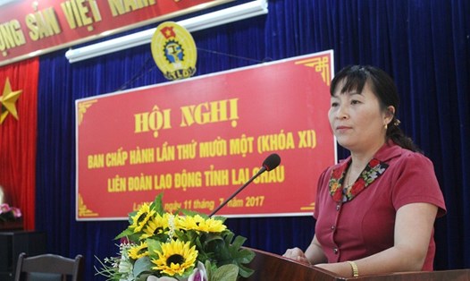 Đồng chí Nguyễn Thị Thiện, Chủ tịch LĐLĐ tỉnh Lai Châu phát biểu tại hội nghị. Ảnh: Như Quỳnh