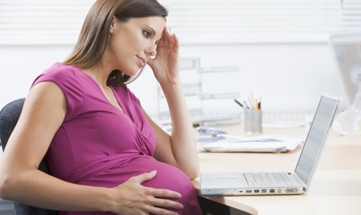 Mang thai từ tháng thứ 7, được chuyển làm công việc nhẹ hơn hoặc được giảm bớt 1 giờ làm việc. Ảnh IE.