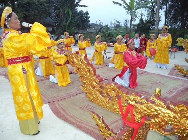 Dâng hương lên Thành Hoàng  tại Quán Đình.