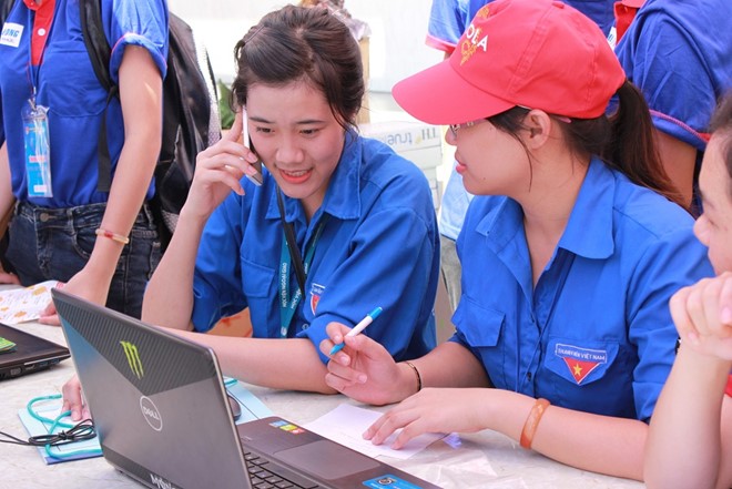 Trong đó, trọng điểm là 3 bến xe lớn: Giáp Bát, Gia Lâm và bến xe Mỹ Đình. Năm nay, cụm thi ở Hà Nộiphục vụ việc thi THPT quốc gia của thí sinh đến từ 6 tỉnh/thành: Hà Nội, Vĩnh Phúc, Bắc Ninh, Nam Định, Hà Nam, Hòa Bình. Trong ảnh cácSVTN đang liên hệ các nhà trọ miễn phí giúp thi sinh và người nhà ổn định chỗ ở.