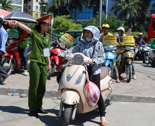 Lực lượng sinh viên tình nguyện tham gia điều phối giao đông, ổn định trật tự ở bến xe.