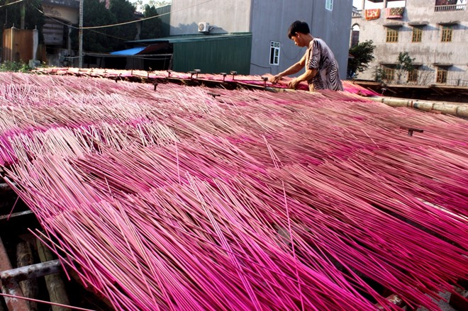 Hiện nay, Cao Thôn có khoảng 100 hộ dân làm hương truyền thống. Vào tháng 11 và 12 Âm lịch là thời điểm cả làng nhộn nhịp làm hương chuẩn bị Tết Nguyên Đán.  Ngoài các loại hương phổ biến, dịp này còn sản xuất các loại hương đặc biệt như hương vòng cỡ lớn, hương trầm cao cấp...