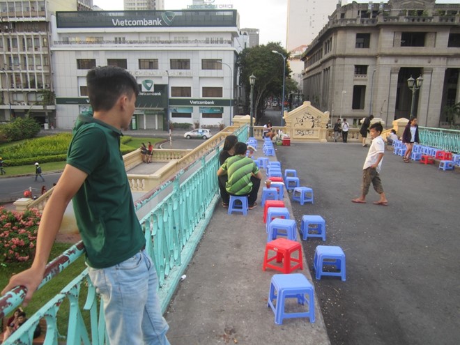 Hàng ngày, những người đi qua đây phải chứng kiến hàng rong mời chào, lôi kéo.