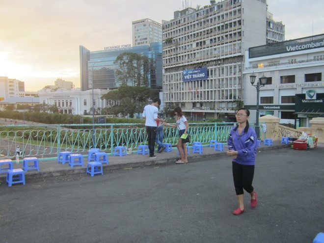 Có người lên cầu hóng mát, đi dạo là bị đội ngũ này đi theo lôi kéo.