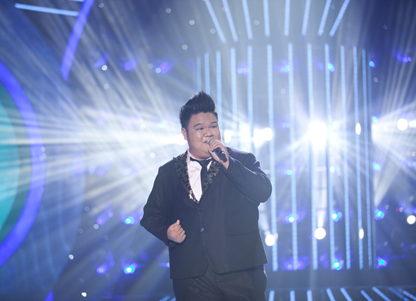 Vương Khang đóng vai Bằng Kiều trên sân khấu Gương mặt thân quen.