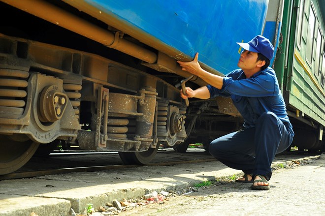 Anh Trần Đình Tâm (quê ở Ninh Bình, 32 tuổi ) - Đã làm nghề khám chữa tàu ở Ga Long Biên được 9 năm. Công việc của anh là khám chữa toa xe, mỗi khi tàu cập ga anh và bộ phận khám chữa của mình lại mang búa, cờ lê mỏ lết ra gõ bong bong, beng beng vào các bộ phận như lò xo và các động cơ phanh hãm xem có bị gẫy hay có vấn đề gì để khắc phục sớm.