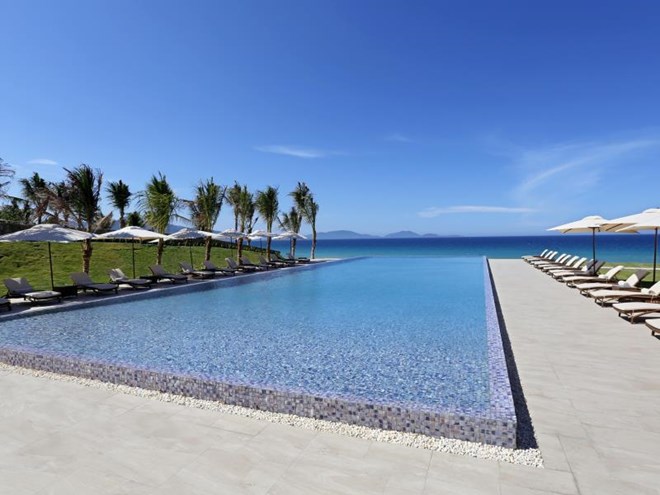 Đến đây, bạn không chỉ được khám phá một thiên đường biển lãng mạn của biển xanh cát trắng mà còn được tận hưởng nhiều dịch vụ nghỉ dưỡng sang trọng và hiện đại.