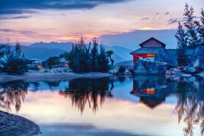 An Lam Ninh Van Bay Villas festival:Trải dài hơn 1,500m dọc theo bờ biển Nha Trang thơ mộng, Resort An Lam Ninh Van Bay Villas được thiết kế theo lối kiến trúc hiện đại nhưng lại toát nên vẻ đẹp hoang dã với 35 Villas hướng mình ra biển làm say đắm lòng người.