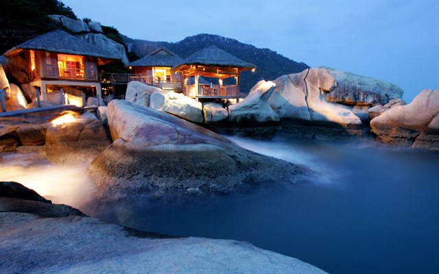Với 17 villa với 74 phòng nghỉ và phòng căn hộ được trang bị đầy đủ tiện nghi hiện đại nằm dọc theo bãi biển. Đến Evason Ana Mandara, bạn sẽ được tận hưởng không khí trong lành của thiên nhiên và khám phá không gian tuyệt đẹp của các villa với lối trang trí hài hòa giữa phong cách cổ điển lẫn nét Phương Tây...