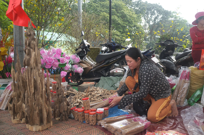 Bày bán trầm, hương ở chợ