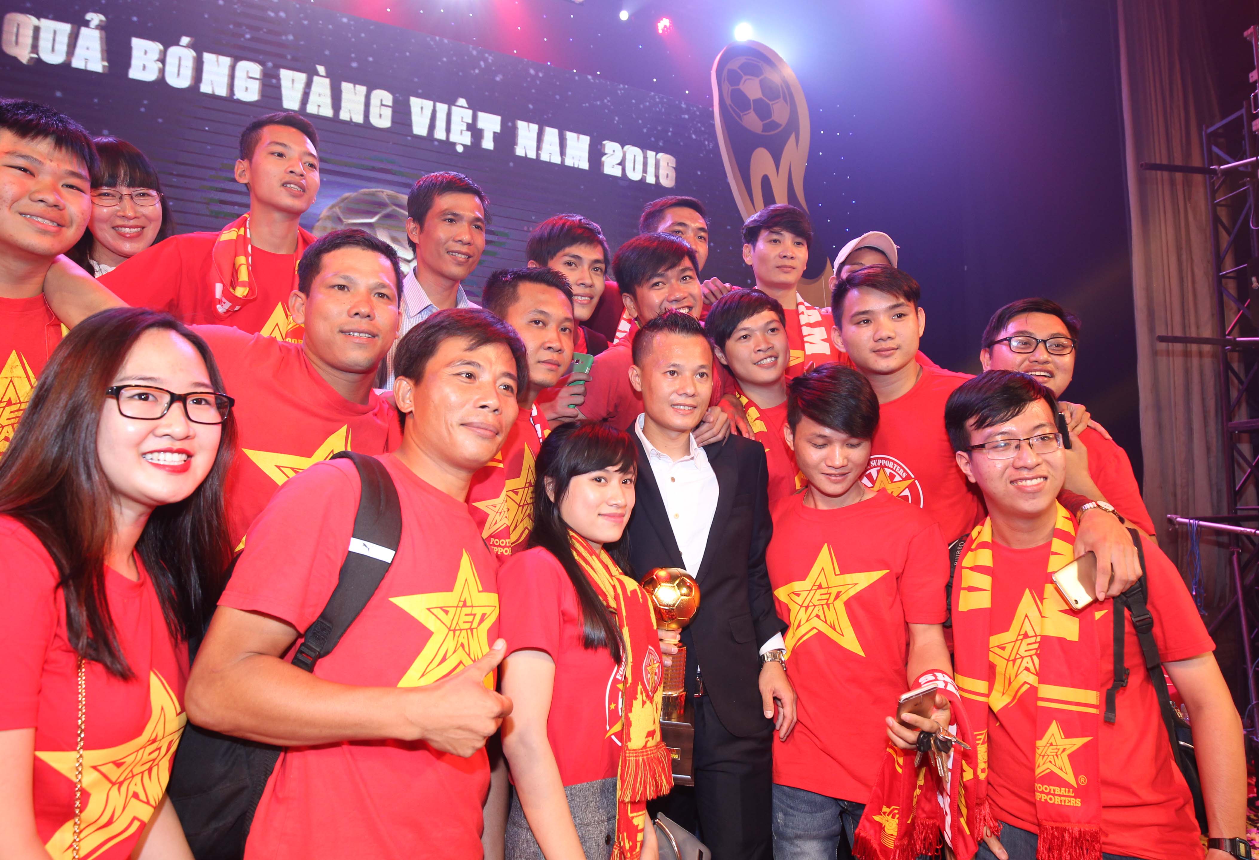 Các CĐV chia vui với Thành Lương. Ảnh: ĐT