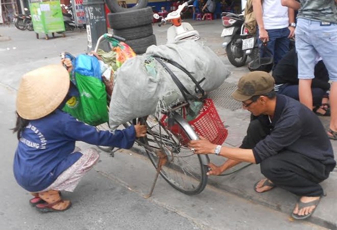 Mưu sinh nơi vỉa hè đông người lắm khói xe, niềm vui của anh là khi tan trường, những em học sinh xúm xít vây quanh cái tiệm sửa xe con con của mình, xúm xít kêu gọi nhờ bơm, nhờ vá. Rồi trong đêm khuya, những chị em lao công, người buôn bán đêm lỡ ngặt xẹp, hoặc thủng xe giữa đường đến nhờ… Với họ, anh như là vị “cứu tinh”, “ông bụt” giữa đời thường…