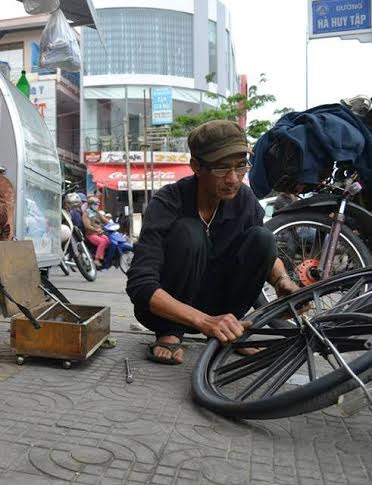 Hơn 10 năm nay, người đàn ông ấy chọn vỉa hè góc ngã tư Hà Huy Tập – Điện Biên Phủ (TP.Đà Nẵng) làm nơi mưu sinh. Công việc vất vả, thu nhập thất thường nhưng chẳng bao giờ anh nghĩ đến chuyện dỡ bỏ tấm biển sửa xe miễn phí cho học sinh, người khuyết tật.