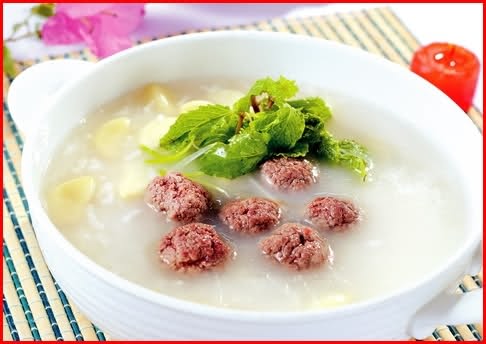 Cháo tỏi: tỏi 1 củ, lá chanh 10g, gạo 50g, thịt lợn nạc 100g, bột gia vị vừa đủ. Thịt lợn rửa sạch băm nhỏ ướp gia vị xào chín.Lá chanh, tỏi rửa sạch giã nhỏ cho nước vào lọc lấy nước, cho vào nồi cùng gạo vo sạch nấu cháo.