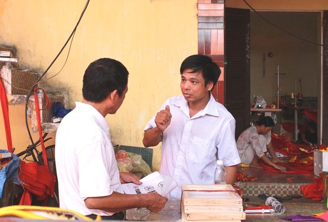 Anh Phục luôn nhiệt tình chỉ cho những người mong muốn đến học nghề.