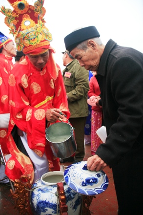 Nước thánh được lấy ở giữa sông, ba lần lấy nước, mỗi gáo nước đổ 3 lần vào chóe nước. Đủ 9 lần, thuyền quan chủ bắt đầu di chuyển vào bờ