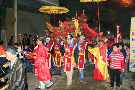 Đúng 7h tối, dân làng tập trung đông đủ để thực hiện nghi lễ đón quan chủ tư gia ra đình làng