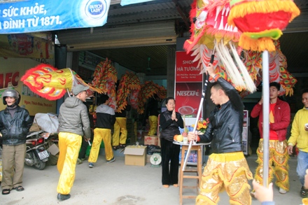 Tương truyền rằng, khi nghi lễ rước nước diễn ra, rồng, lân ghé thăm nhà ai thì phúc lộc ghé cửa nhà đó.