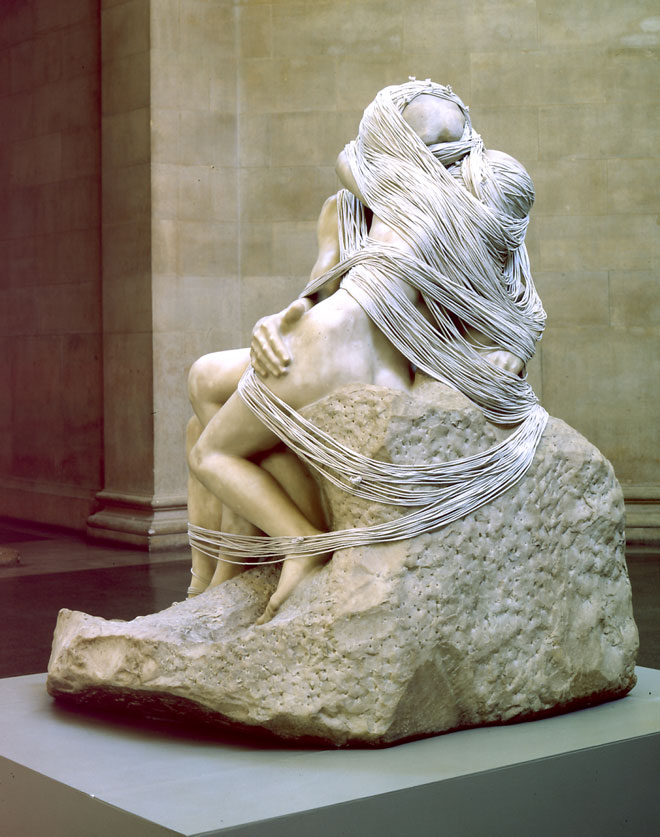 “The Kiss” bị dây cuốn quanh của Cornelia Parker.